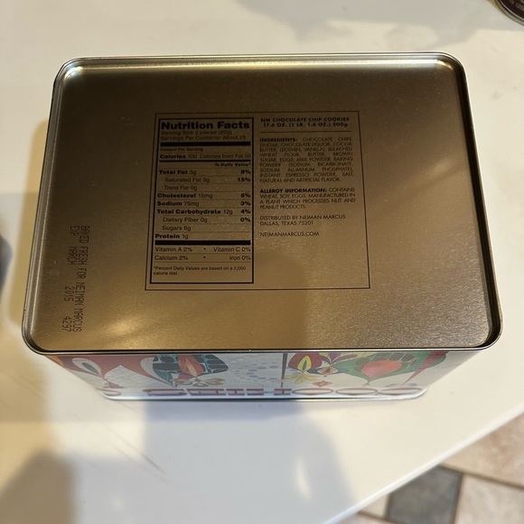 RARE 2014 NEIMAN MARCUS CHOCOLATE CHIP COOKIE TIN COLLECTIBLE HOLIDAY CHRISTMAS - Picture 9 of 10